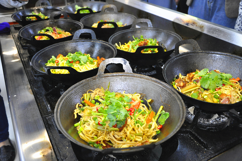 這家快餐店生意好，因為老板常說四句話