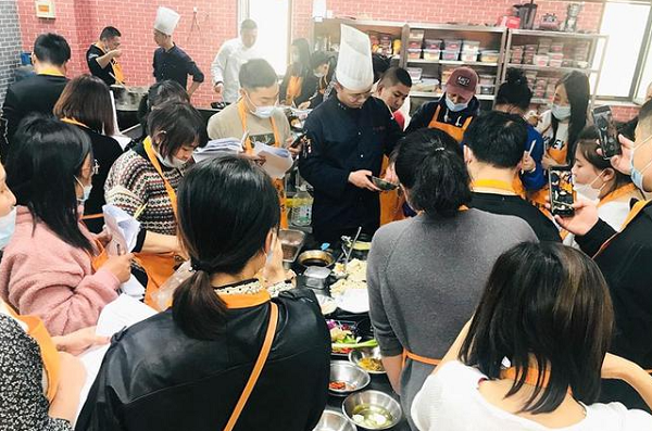 想學(xué)餐飲技術(shù)去哪里最好？選擇廚仟藝走向成功之路(圖1)