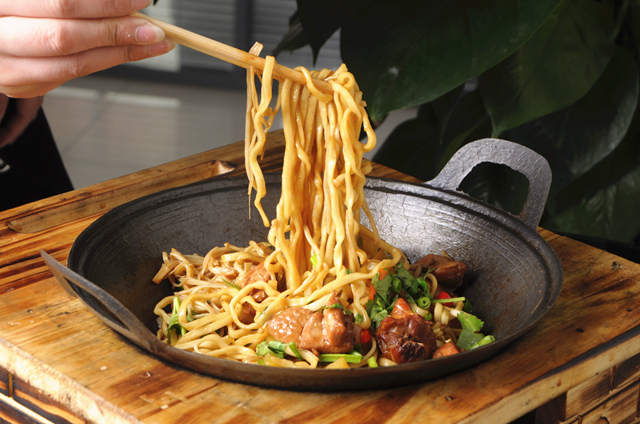 鐵鍋燜面培訓：學習制作美味的中國傳統美食(圖1)