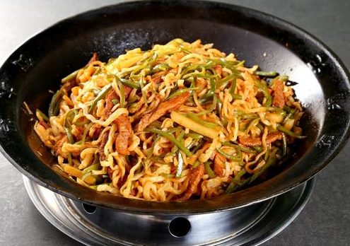 學(xué)鐵鍋燜面去哪里學(xué)？鐵鍋燜面培訓(xùn)去哪里(圖1)