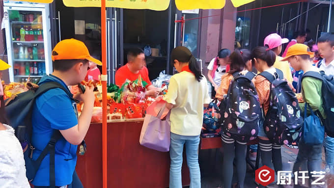 高中學(xué)校門口賣什么小吃好？高中生愛的那些美味