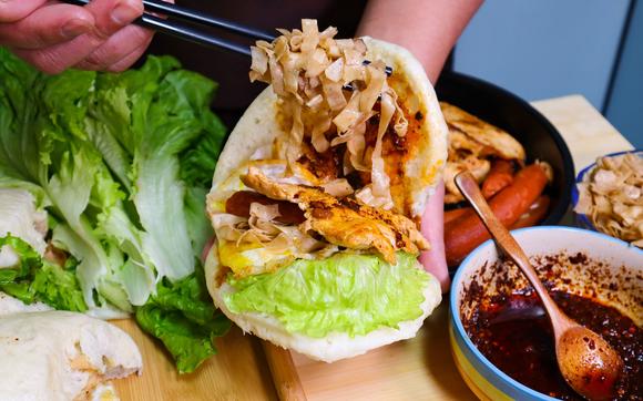 想學(xué)正宗月亮饃？月亮饃小吃培訓(xùn)去哪里？學(xué)費(fèi)低到離譜，創(chuàng)業(yè)者都在搶著報(bào)名！(圖1)
