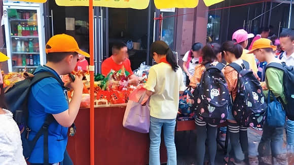 學(xué)校門(mén)口適合做的小吃：輕松創(chuàng)業(yè)的美味選擇