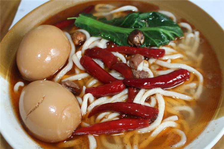 正宗牛肉板面制作，配料與熬制視頻詳解，輕松上手！