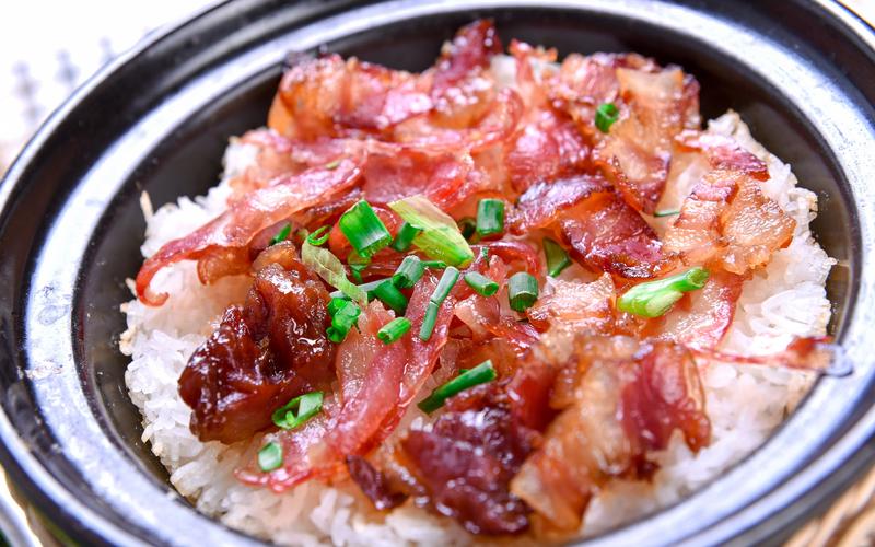 廣東人煲仔飯的秘訣，臘腸和醬汁搭配這樣做，比飯店還香！(圖2)