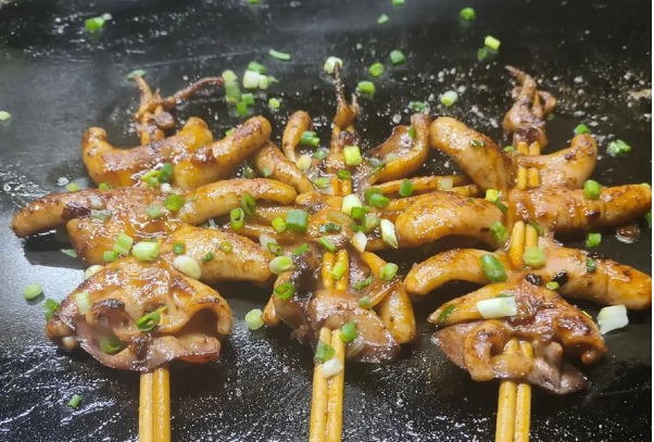 創(chuàng)業(yè)必學(xué)！鐵板魷魚和鐵板鴨腸技術(shù)培訓(xùn)，輕松開店！(圖3)