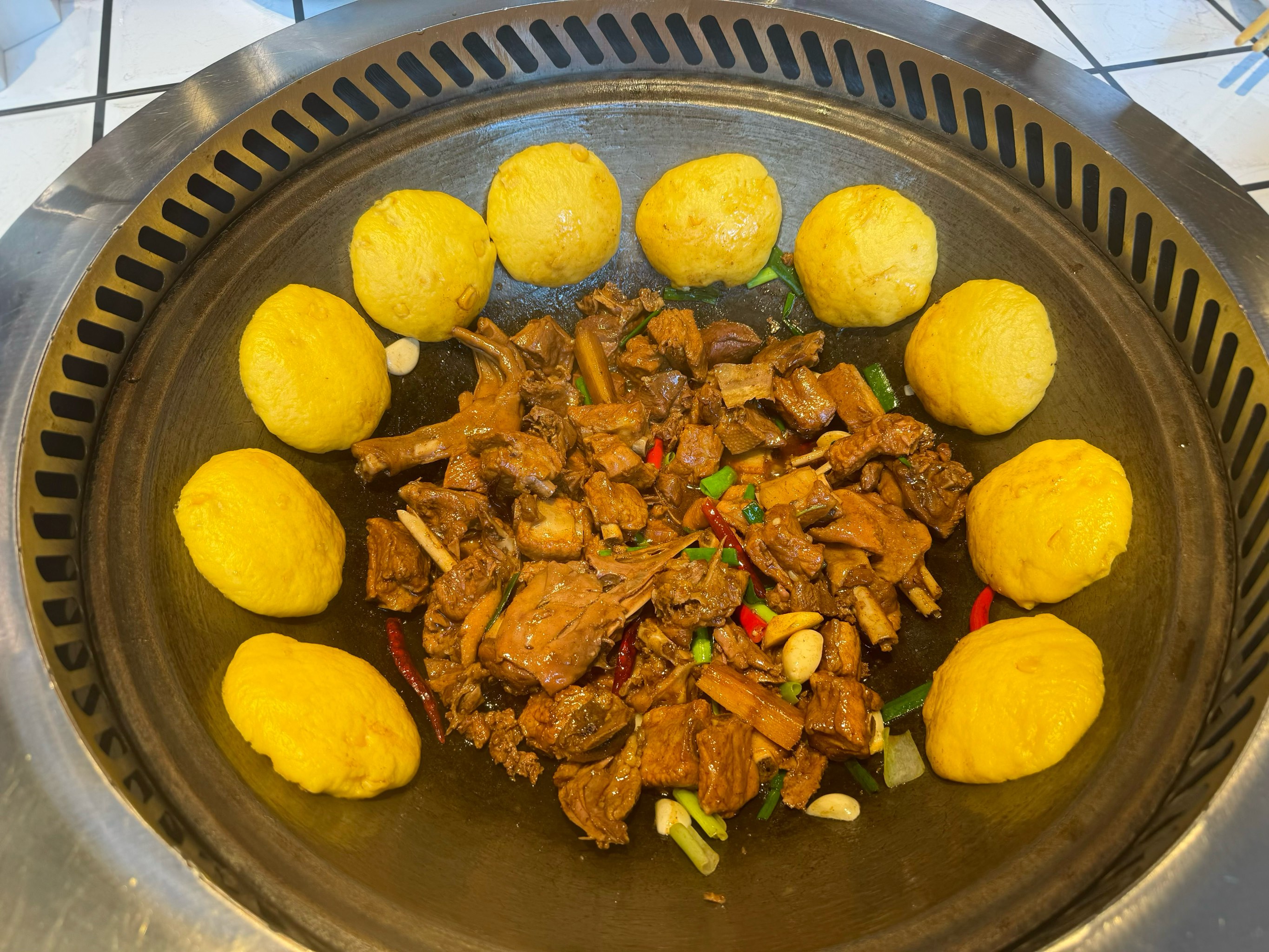 鐵鍋燉的秘密配方大公開，學(xué)會這道菜，你也能開一家火爆的燉菜館！