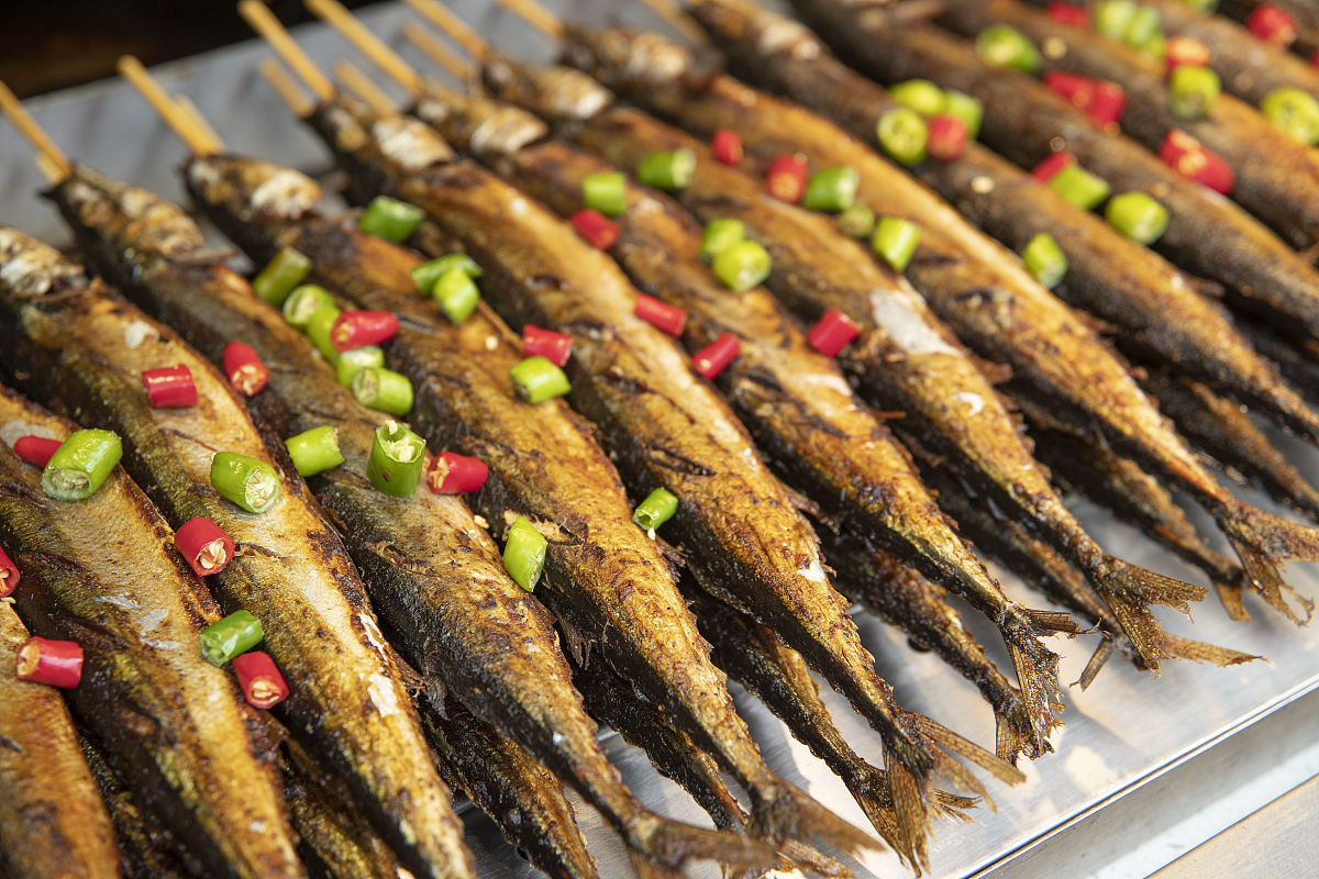 烤秋刀魚做法：如何烤出外焦里嫩的秋刀魚？(圖2)