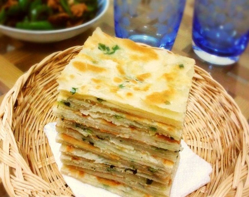 蔥油餅的家常做法簡(jiǎn)單嗎？懶人版也香，關(guān)鍵看手法！