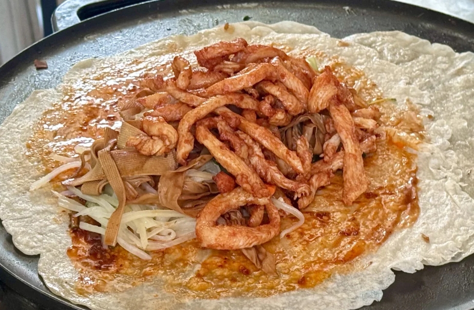 鹵肉卷餅是哪里的小吃？學(xué)會(huì)正宗工藝，天天爆賣賺錢！(圖2)