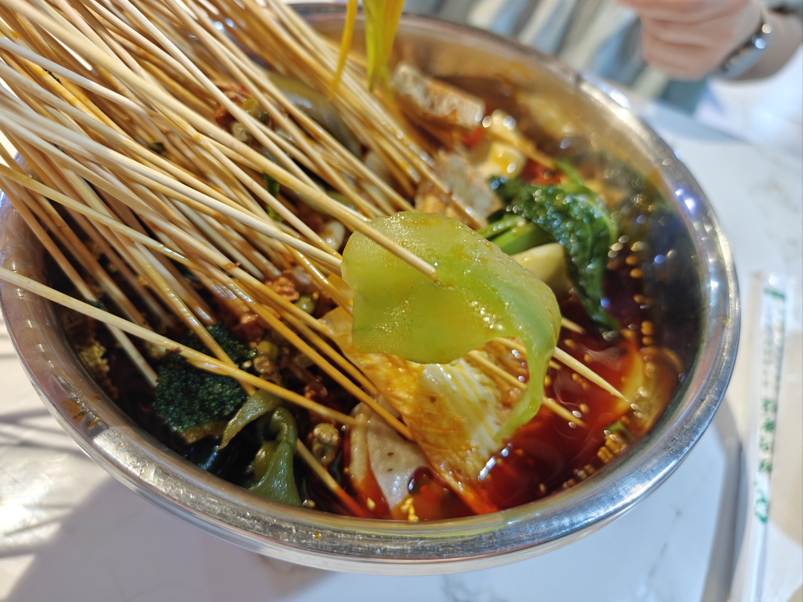 冷鍋串串是穿好在煮的嗎？小吃這么賣，顧客才愿排隊！(圖3)