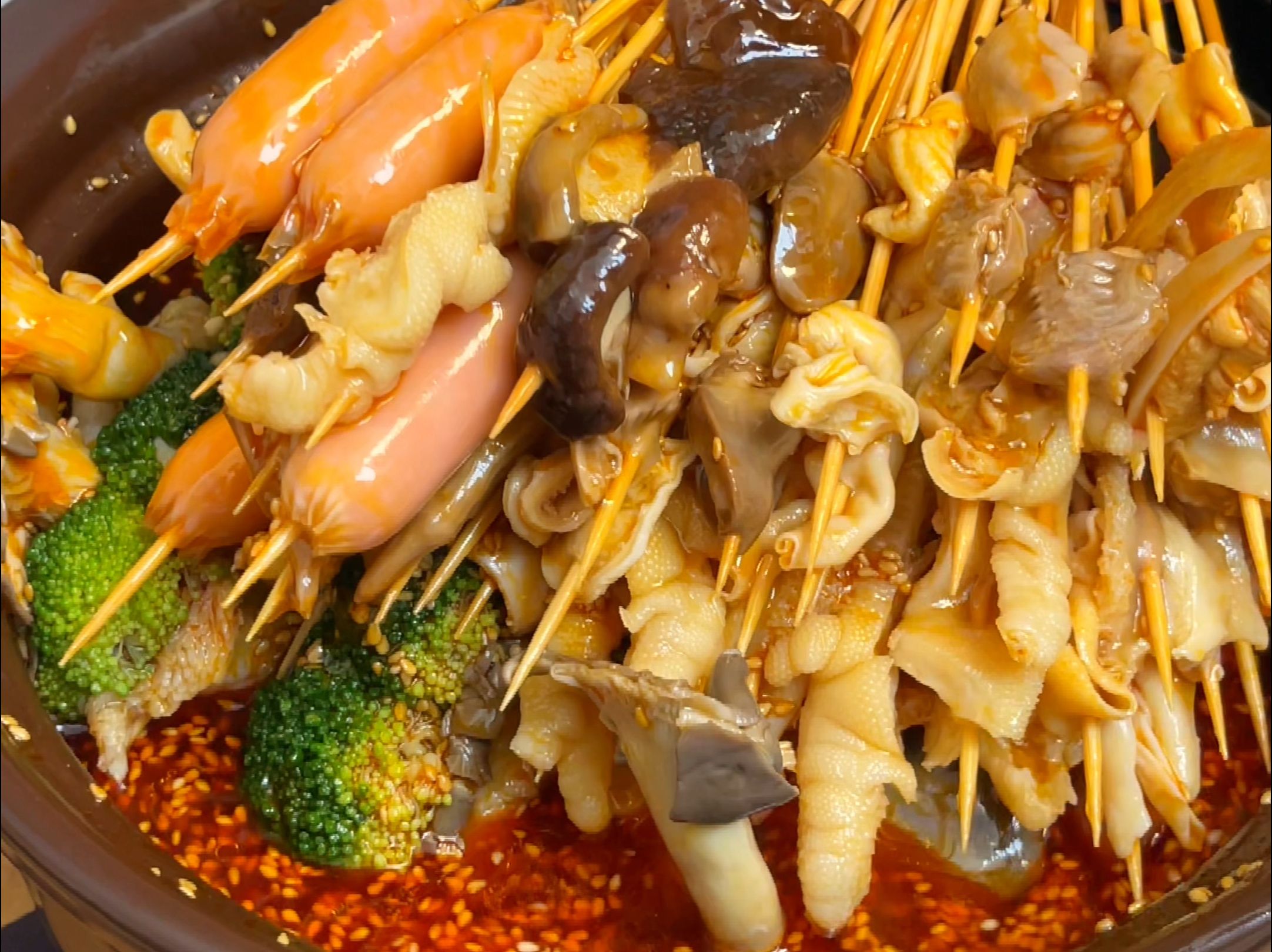 缽缽雞冷串串?dāng)[攤賺錢嗎？小吃擺攤有門道，學(xué)會(huì)技巧不踩坑！